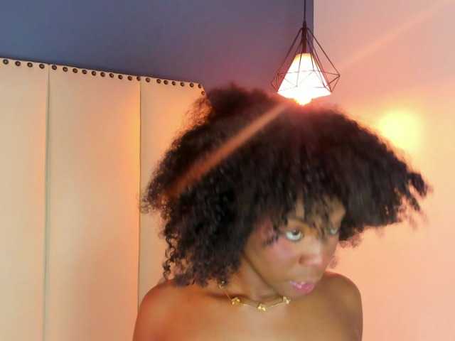 AmiraJones live cam on BongaCams