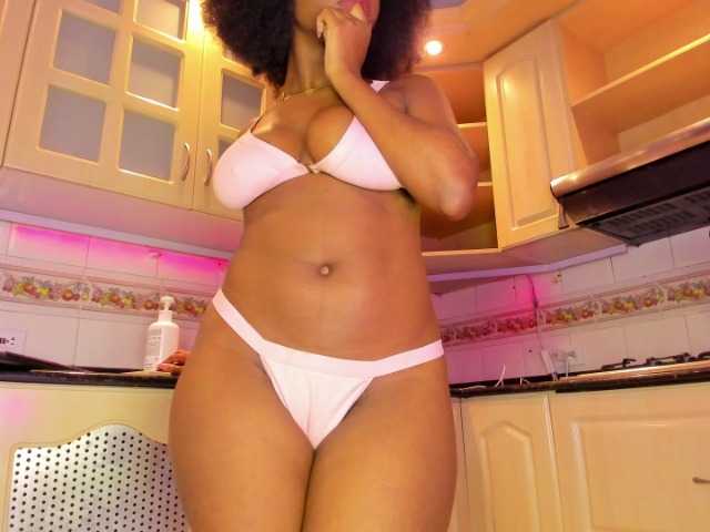 AmiraJones webcam