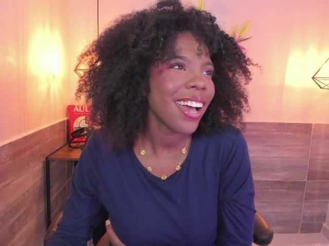 AmiraJones live cam on BongaCams