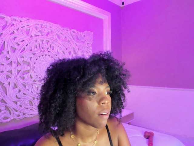 AmiraJones webcam
