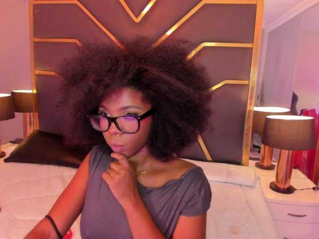 AmiraJones live cam on BongaCams