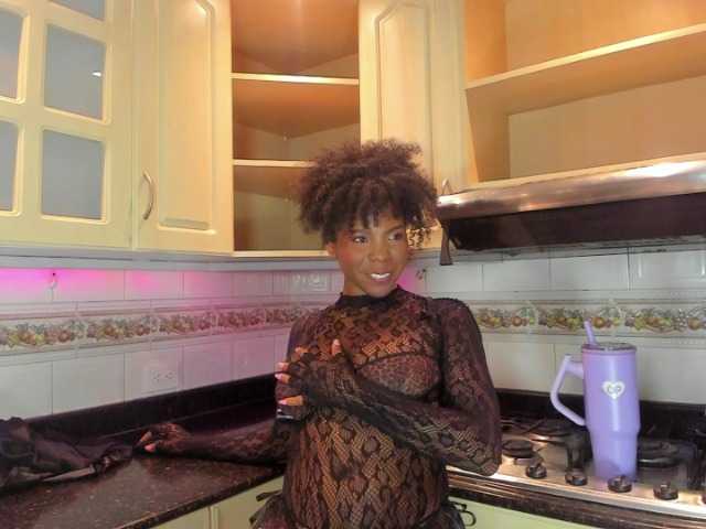 AmiraJones live cam on BongaCams
