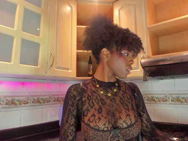 AmiraJones live cam on BongaCams