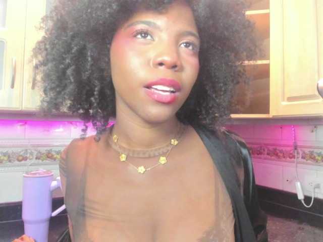 AmiraJones live cam on BongaCams