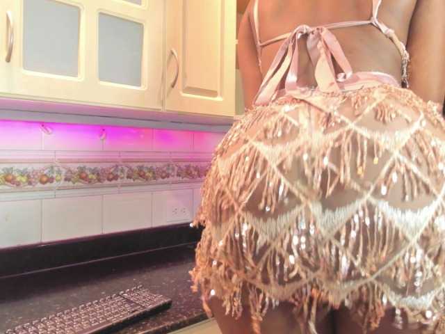 AmiraJones live cam on BongaCams