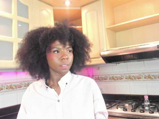 AmiraJones live cam on BongaCams