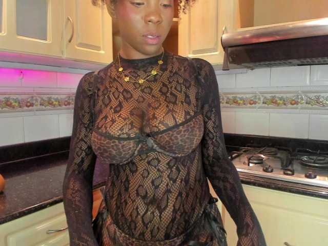 AmiraJones live cam on BongaCams