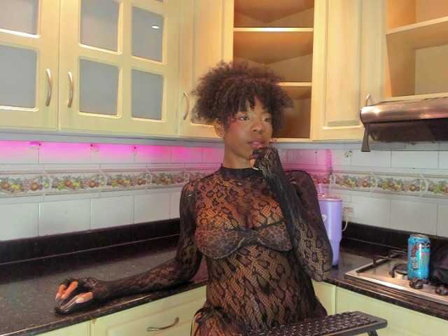 AmiraJones live cam on BongaCams