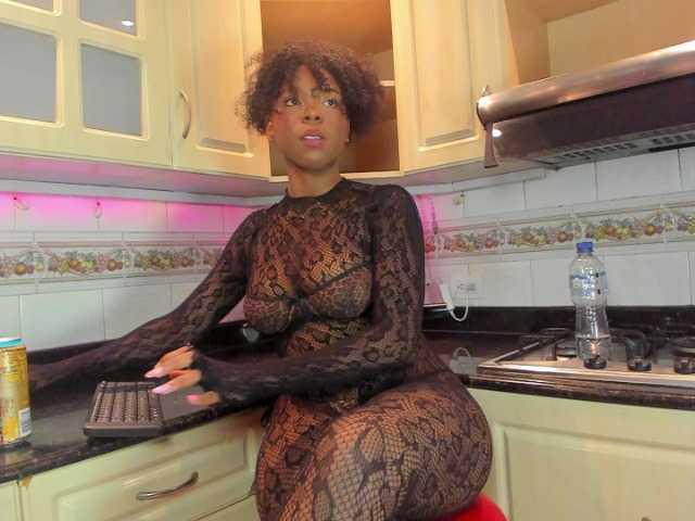 AmiraJones live cam on BongaCams