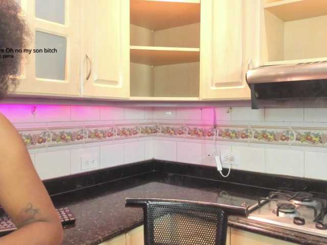 AmiraJones live cam on BongaCams