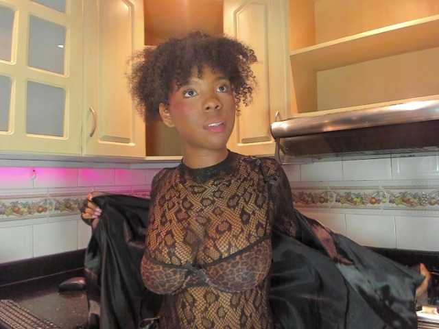 AmiraJones live cam on BongaCams