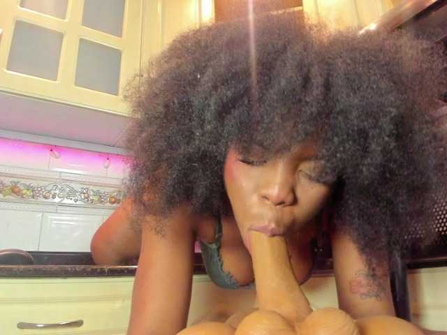 AmiraJones live cam on BongaCams