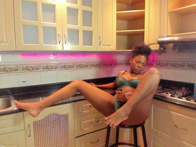 AmiraJones live cam on BongaCams