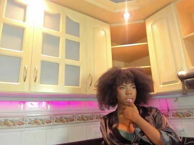 AmiraJones live cam on BongaCams