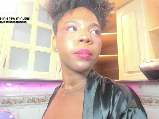 AmiraJones live cam on BongaCams