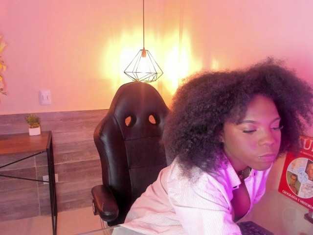AmiraJones live cam on BongaCams