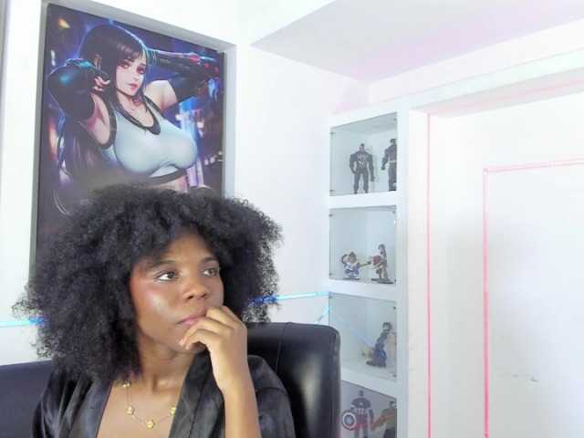 AmiraJones live cam on BongaCams