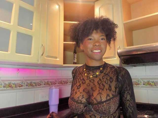 AmiraJones live cam on BongaCams