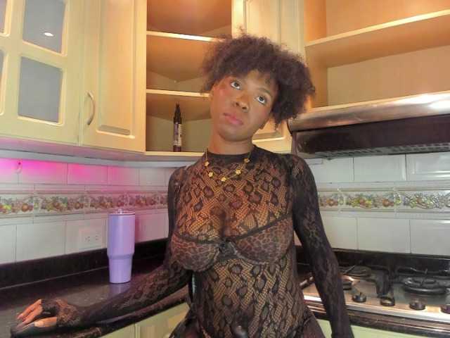 AmiraJones live cam on BongaCams