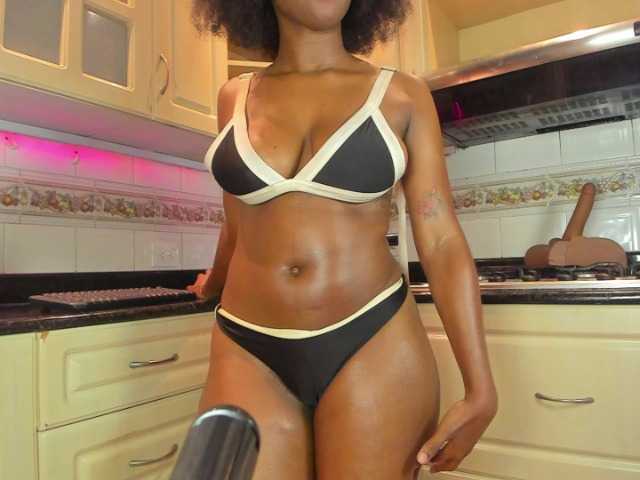 AmiraJones live cam on BongaCams