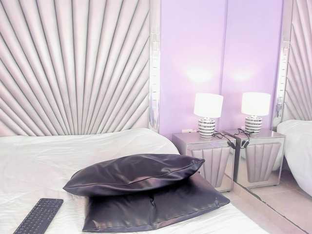 AmiraJones live cam on BongaCams