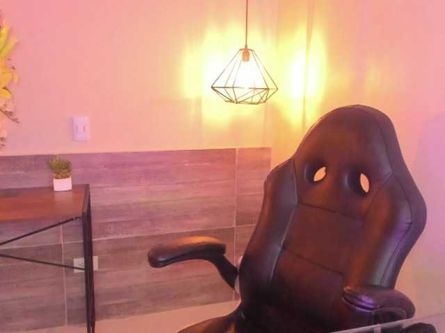 AmiraJones live cam on BongaCams