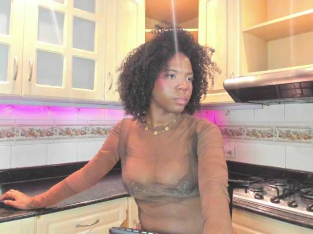 AmiraJones live cam on BongaCams