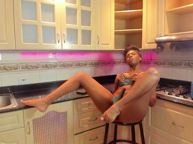 AmiraJones live cam on BongaCams