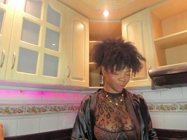 AmiraJones live cam on BongaCams