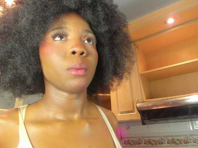 AmiraJones live cam on BongaCams