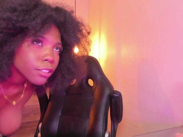 AmiraJones live cam on BongaCams