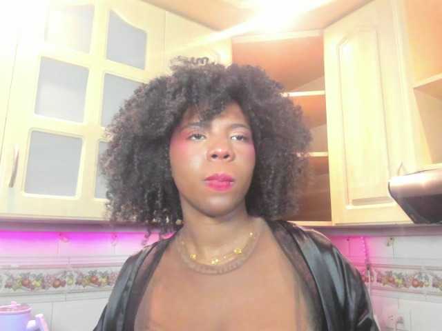 AmiraJones live cam on BongaCams