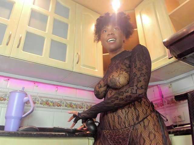 AmiraJones live cam on BongaCams