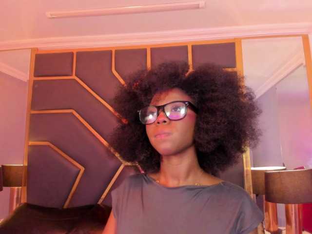 AmiraJones live cam on BongaCams