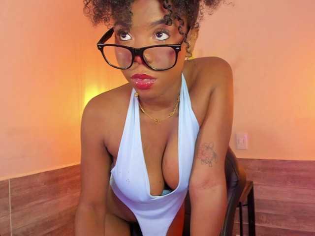 AmiraJones live cam on BongaCams