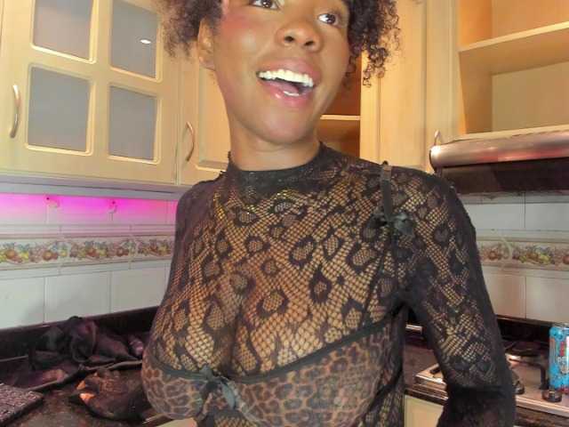 AmiraJones live cam on BongaCams