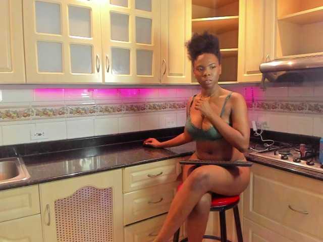 AmiraJones live cam on BongaCams