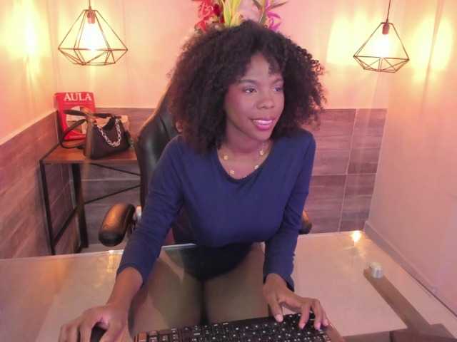 AmiraJones live cam on BongaCams