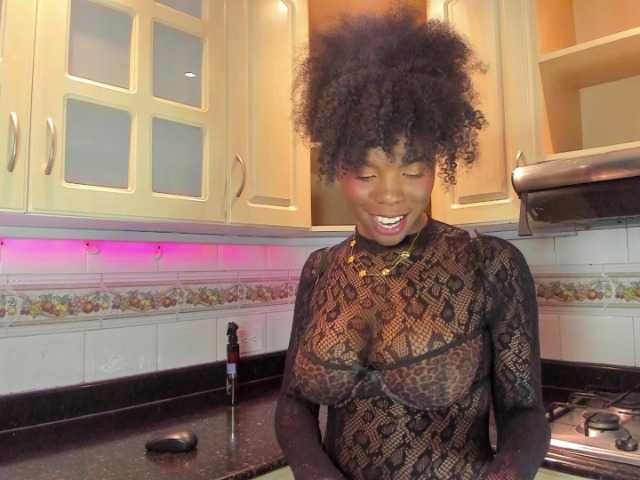 AmiraJones live cam on BongaCams
