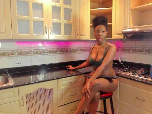 AmiraJones live cam on BongaCams