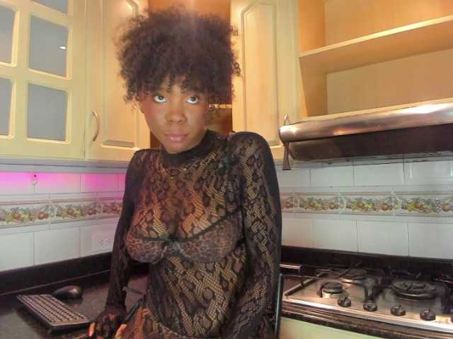 AmiraJones live cam on BongaCams
