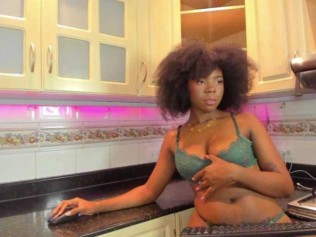 AmiraJones live cam on BongaCams