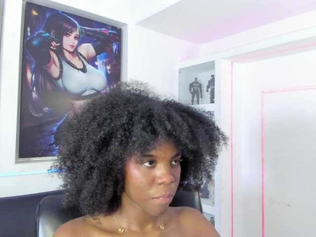 AmiraJones live cam on BongaCams