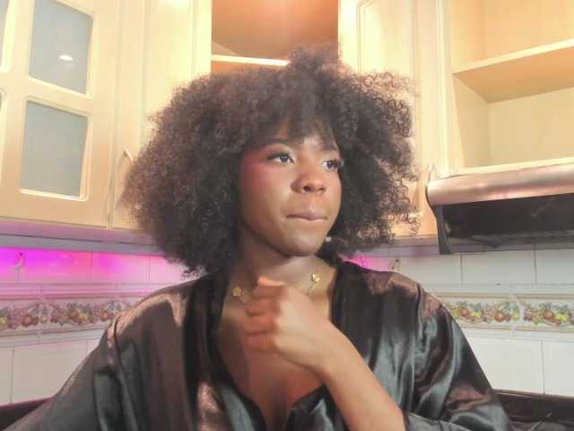 AmiraJones live cam on BongaCams