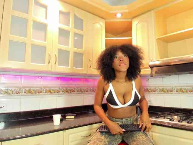 AmiraJones webcam