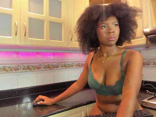 AmiraJones webcam