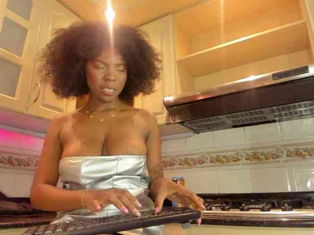 AmiraJones webcam