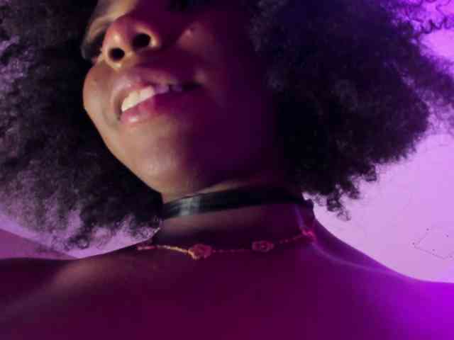AmiraJones webcam