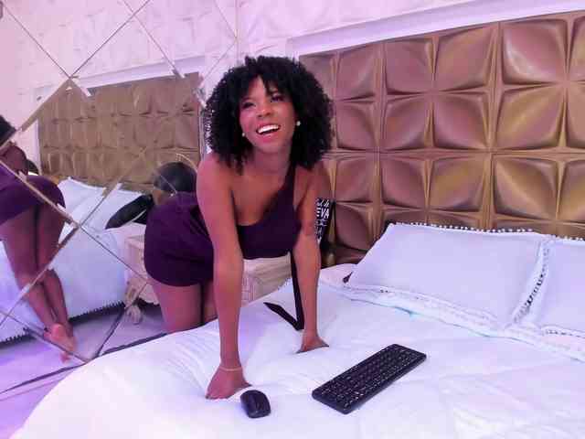 AmiraJones webcam