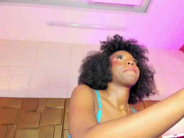 AmiraJones webcam